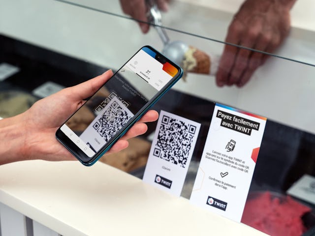 Frais de transaction modestes sans coûts fixes et sans terminaux de cartes: la solution d’autocollant code QR est idéale pour tes clients et pour toi-même.