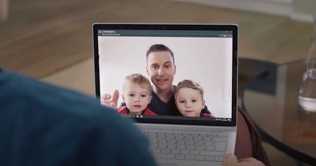 Der Vater von kleinen Zwillingen absolviert einen Master an der FFHS: Snowboarder Nevin Galmarini und seine Kids.