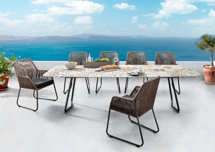 Tisch Delemont fasziniert mit seiner dekorativen Keramikoberfläche.