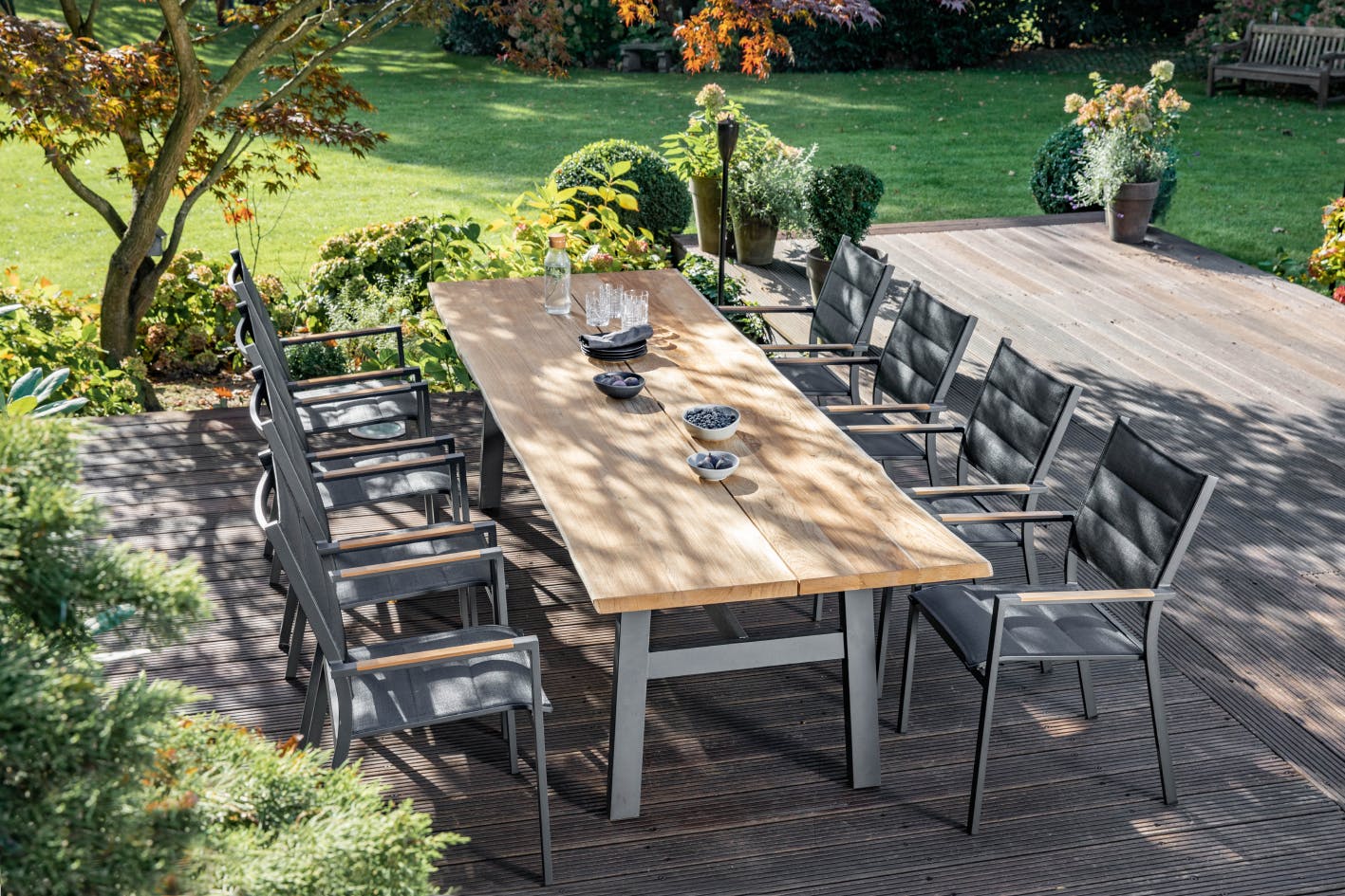 Die Massivholzplatte von Gartentisch Tavo schafft ein natürliches Ambiente.