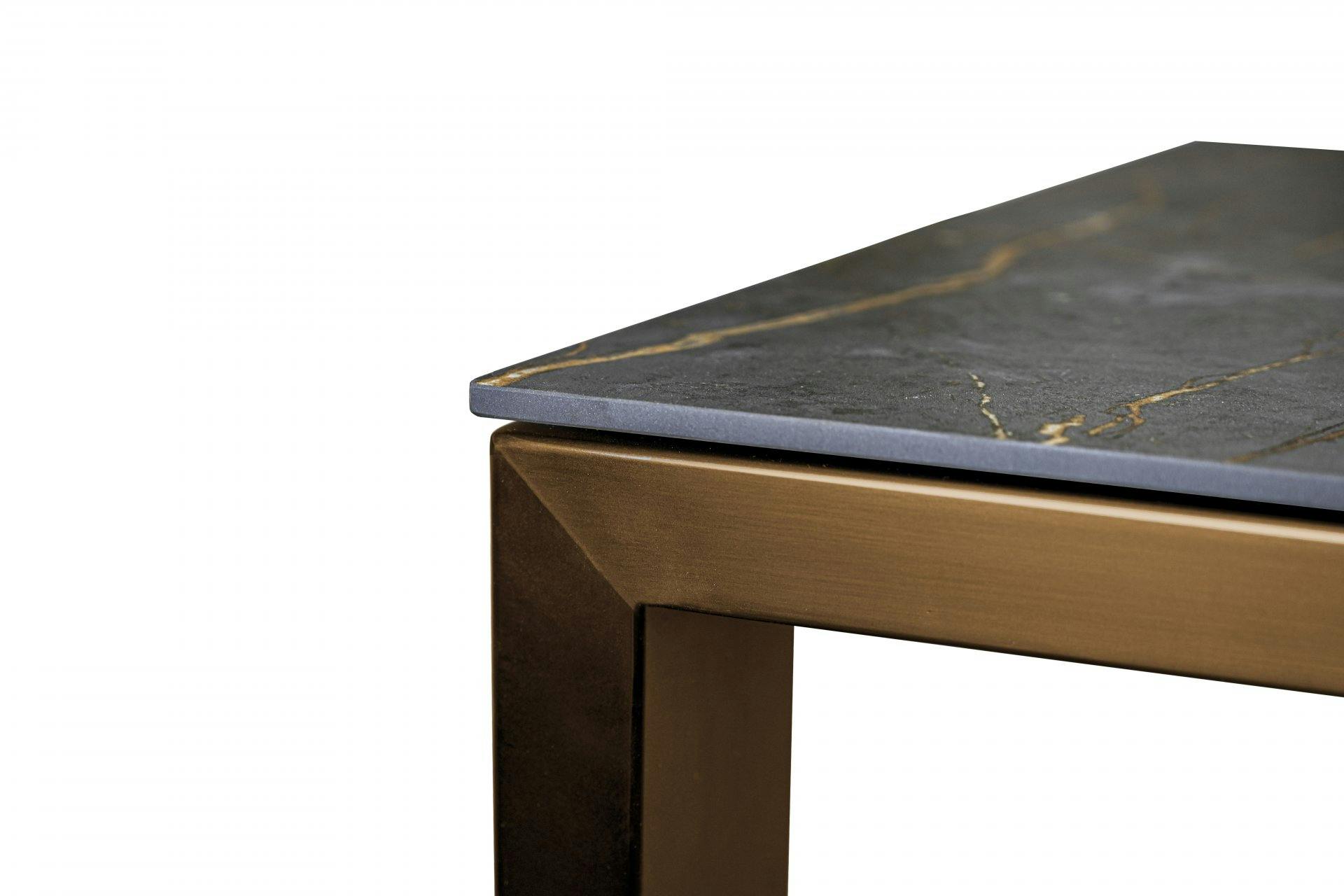 Mit seinem kupferfarbenen Gestell ist der Tisch Olympia ein toller Blickfang.