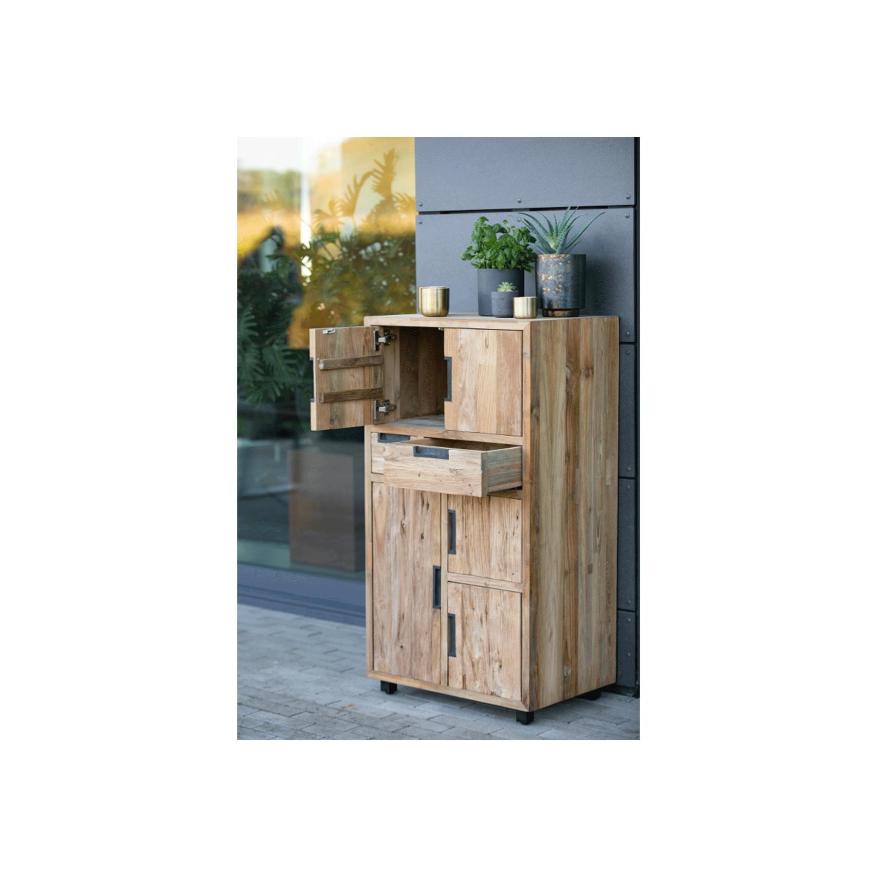 Das Highboard Verdin aus Teakholz sorgt draussen für genügend Stauraum.