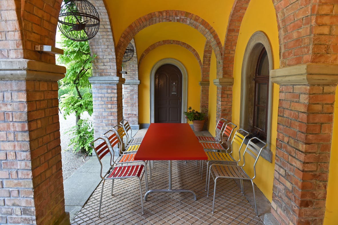 Die Tischgruppe Säntis lässt sich dank klappbarem Tisch und stapelbaren Stühlen auf kleinem Raum verstauen.