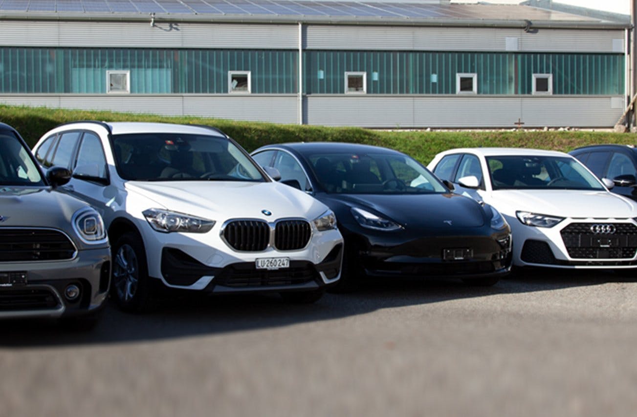 Diverses marques et nombreux modèles de voitures au siège de Bannwil.