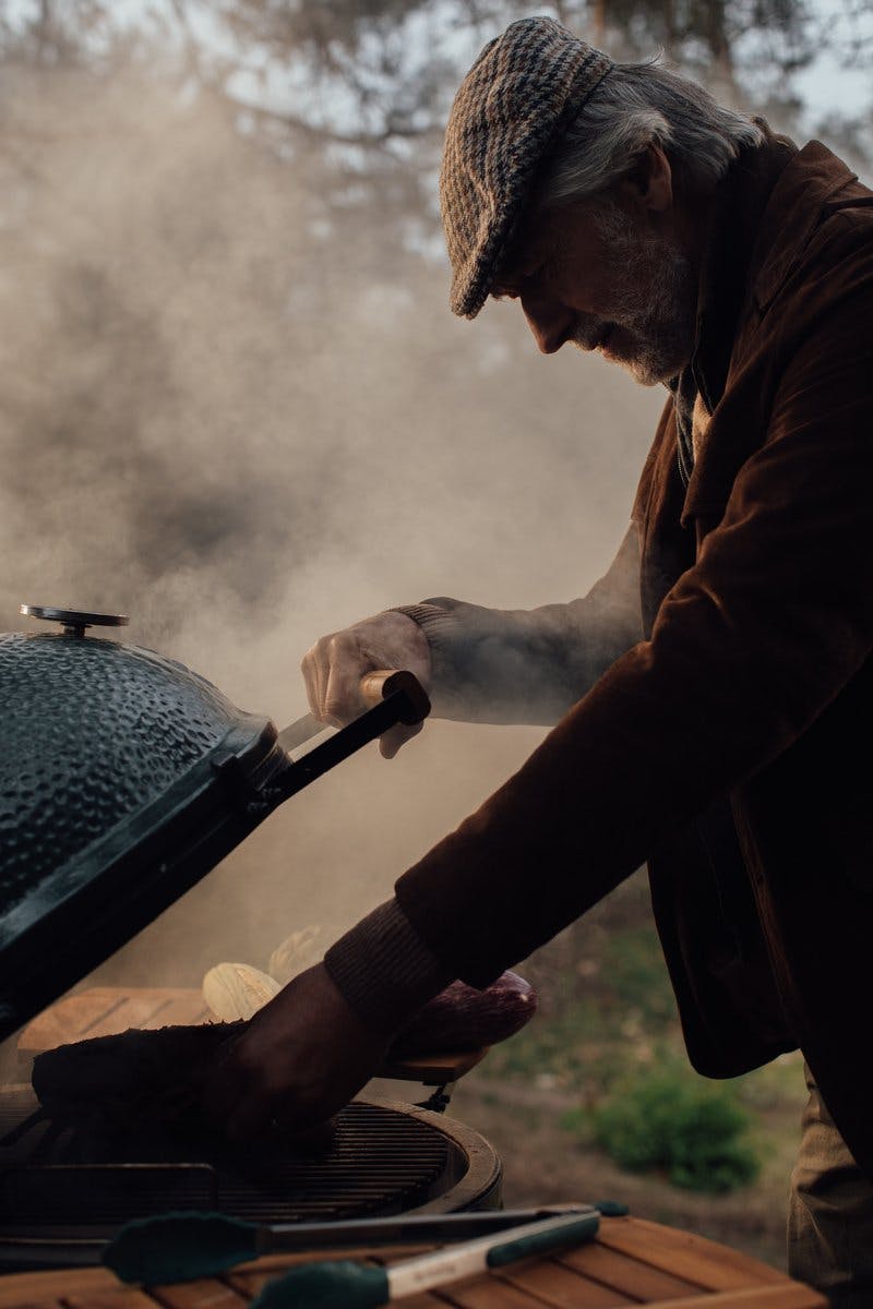 Dieses multifunktionale Outdoor-Kochgerät erzeugt einzigartige Aromen, die immer wieder zum Outdoorkochen anregen.