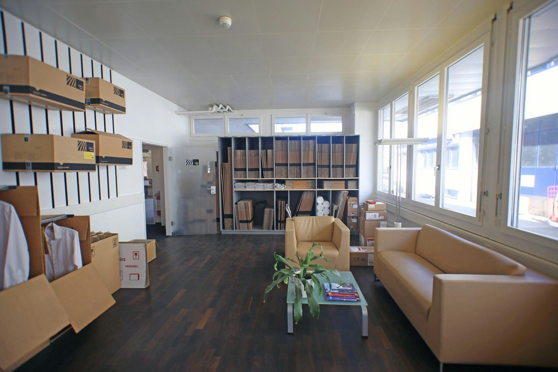 Wer sperrige Möbel einlagern will, hat bei Zebrabox unzählige Möglichkeiten.