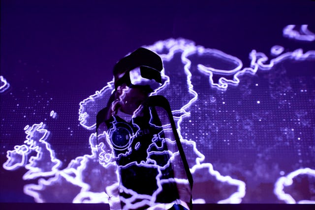 Durch volle Automatisierung lassen sich Entscheide und Handlungen in radikal kurzen Zyklen umsetzen: Kunstinstallation.