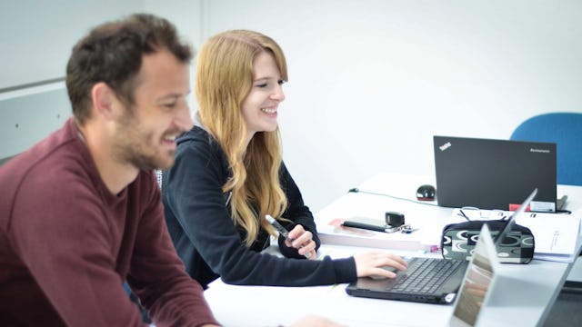 Die Weiterbildungen an der sfb erlauben es, Vollzeit zu arbeiten und zu studieren: Studierende am Computer.