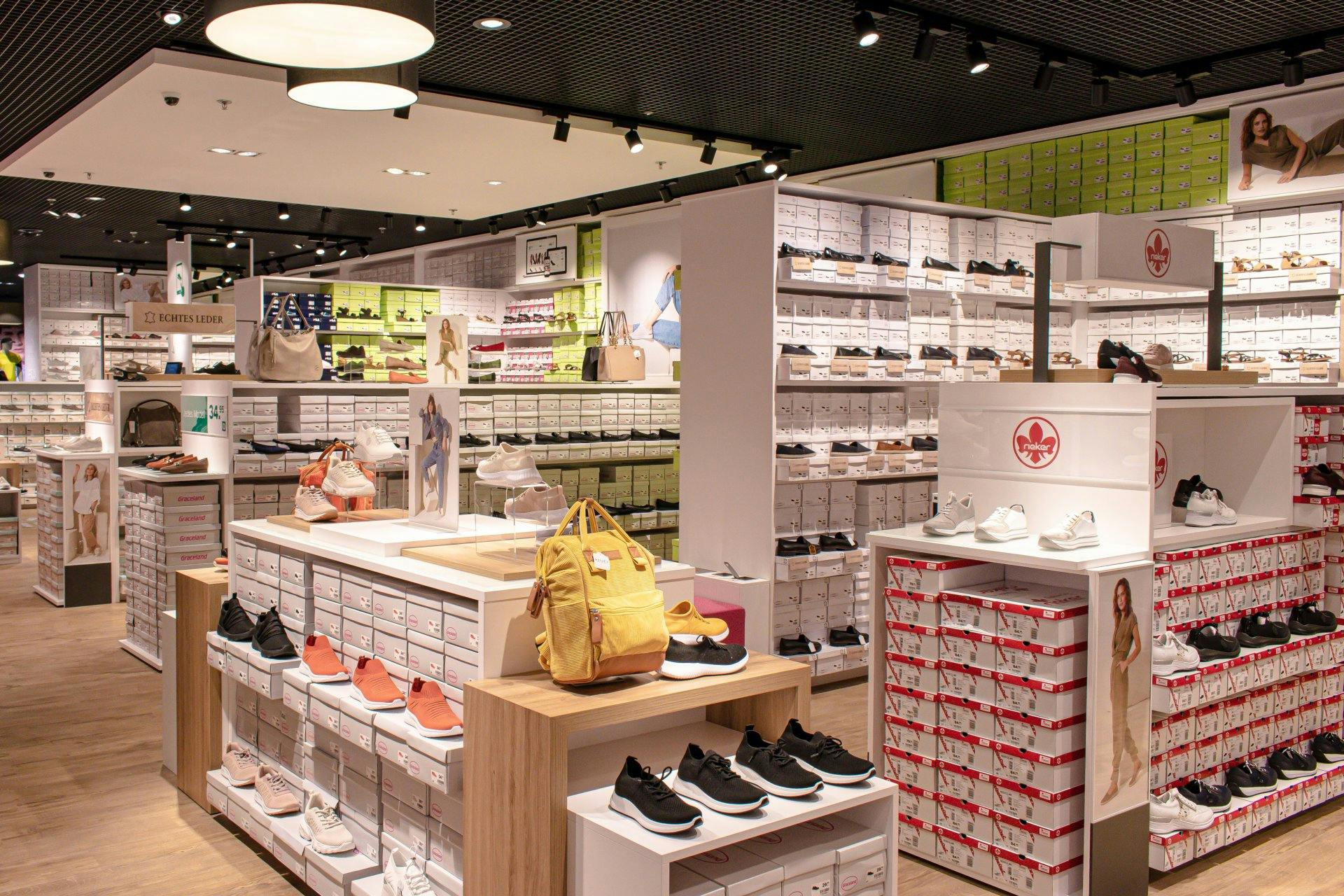In der Filiale findest du alle aktuellen Schuhtrends – etwa in der neu gestalteten Damenabteilung.