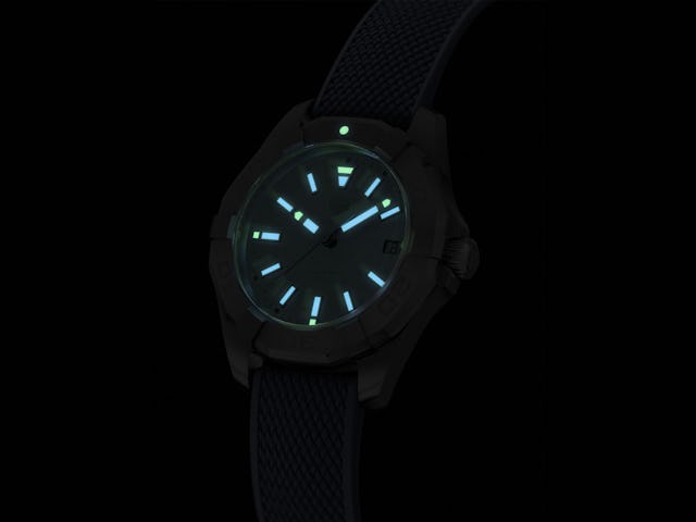 Und auch bei Nacht versagt die Uhr nicht, denn das Zifferblatt bleibt gut lesbar.