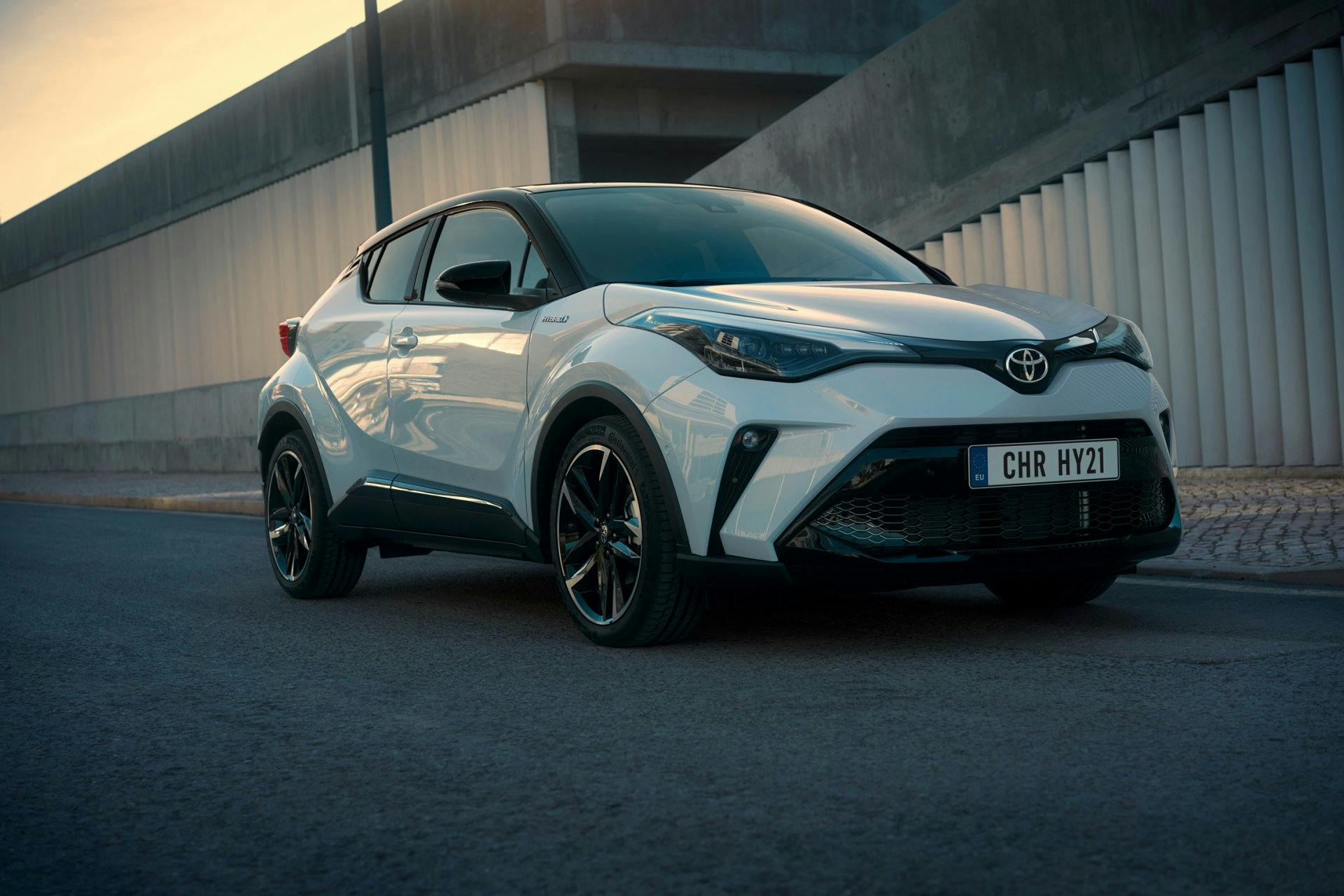 Fährt sich so cool, wie er aussieht: Auch den Crossover Toyota C-HR gibt es bei Toyota Rent als Vollhybrid-Variante im Abo.