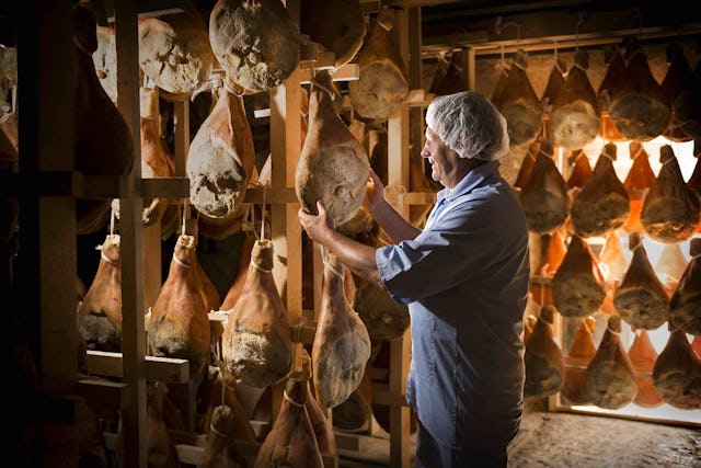 16 Monate hegen und pflegen die Mastri Salumieri den Rohschinken von der Alp Piora. 16 Monate hegen und pflegen die Mastri Salumieri den Rohschinken von der Alp Piora.