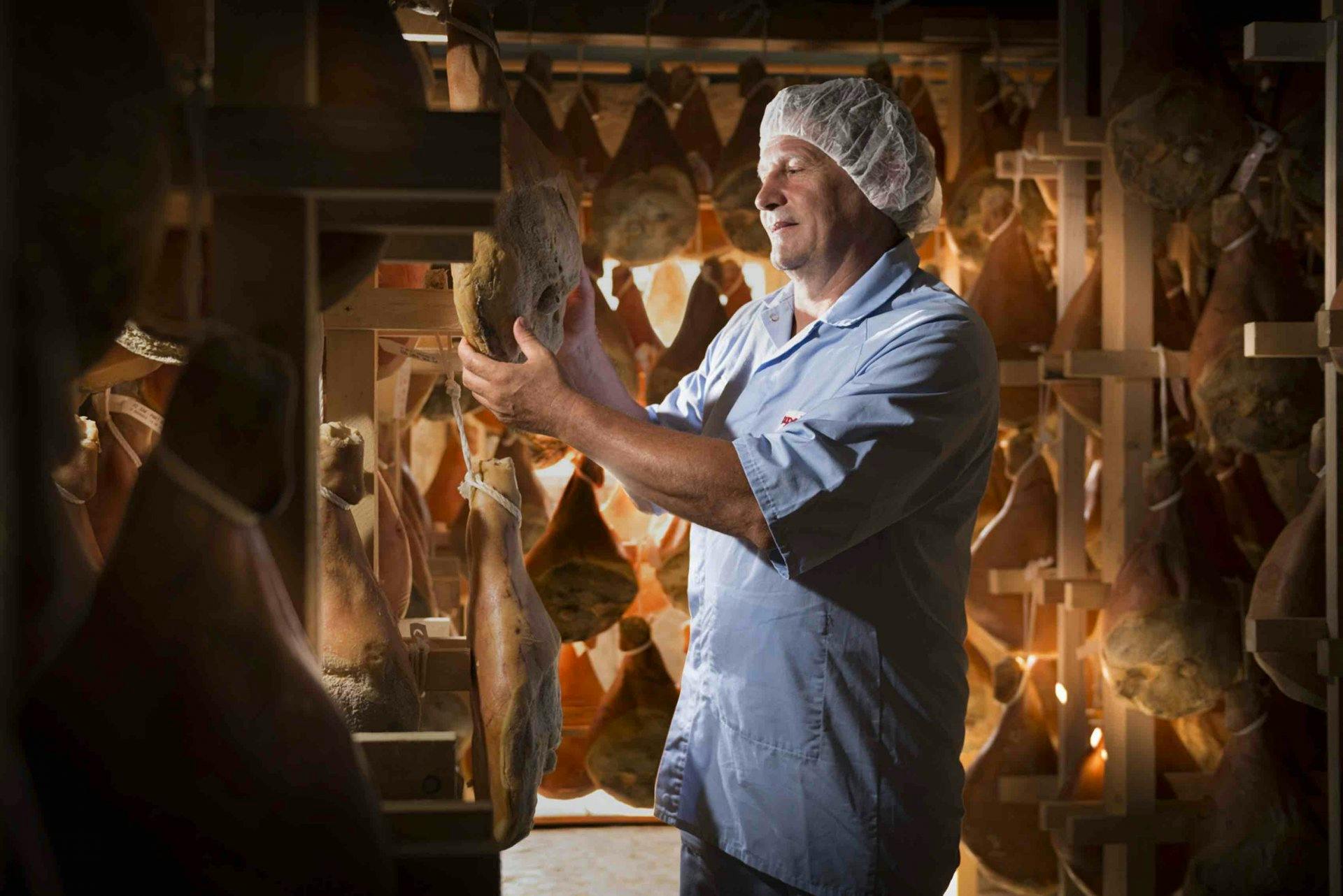 Ist es schon so weit? Ein Experte von Rapelli prüft den Rohschinken.