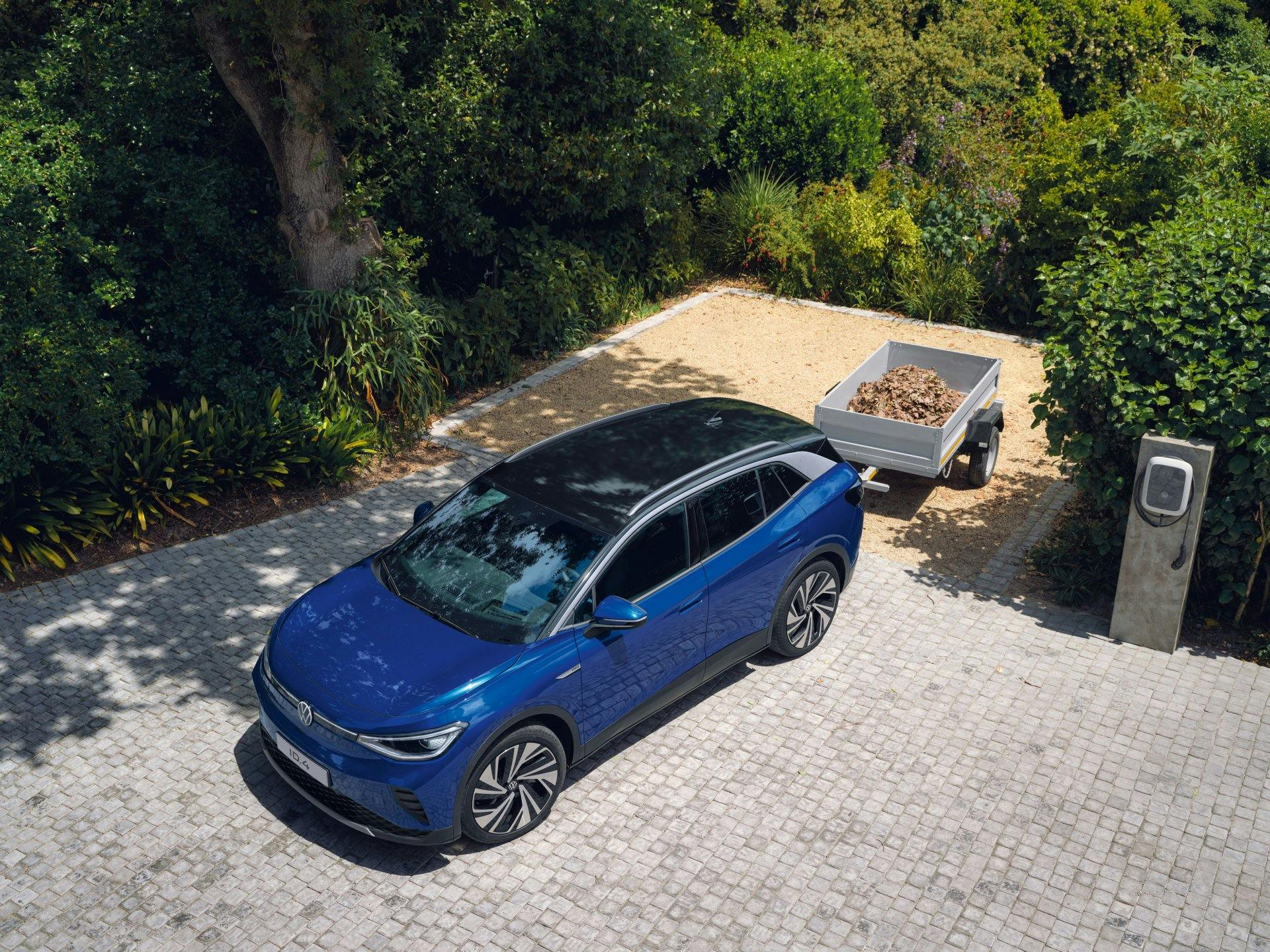 Durch das sprachgesteuerte Panoramaglasdach behältst du immer den Überblick.