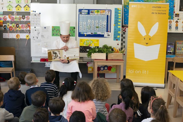 Melde deine Vorleseaktion auf Schweizervorlesetag.ch an und gewinne mit etwas Glück eines von fünf Bücherpaketen.