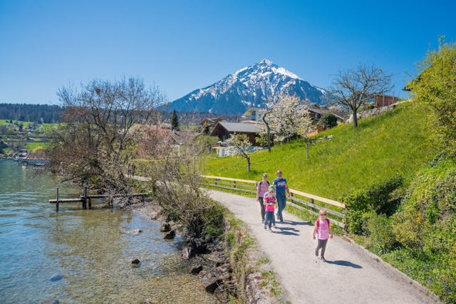 Varié: le sentier lacustre de Spiez à Faulensee. Varié: le sentier lacustre de Spiez à Faulensee.