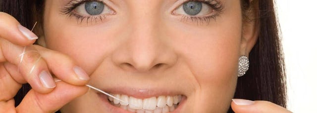 Die Zahnseide erreicht nicht alle Stellen und viele sträuben sich dagegen die Zahnseide jeden Tag anzuwenden Plaque bleibt und Zahnstein bildet sich, da hilft dann nur noch die Dentalhygiene durch das Fachpersonal.