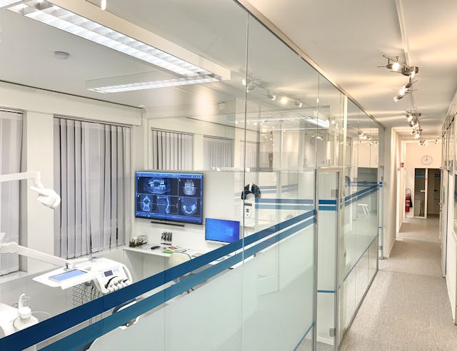 Die Räumlichkeiten der ACC Am Claraplatz Zahnklinik sind ultramodern und das Preis-Leistungs-Verhältnis beeindruckend.