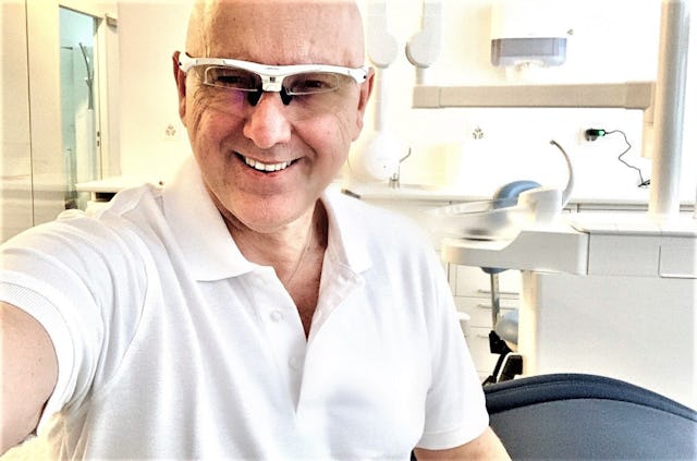 Dr. D. J. Marschall ist Spezialist bei der ACC Am Claraplatz Zahnklinik, mit mehr als 20-jähriger Erfahrung in der Implantologie und rekonstruktiven Zahnmedizin (Kronen, Brücken und komplexe prothetische Gebisssanierungen).