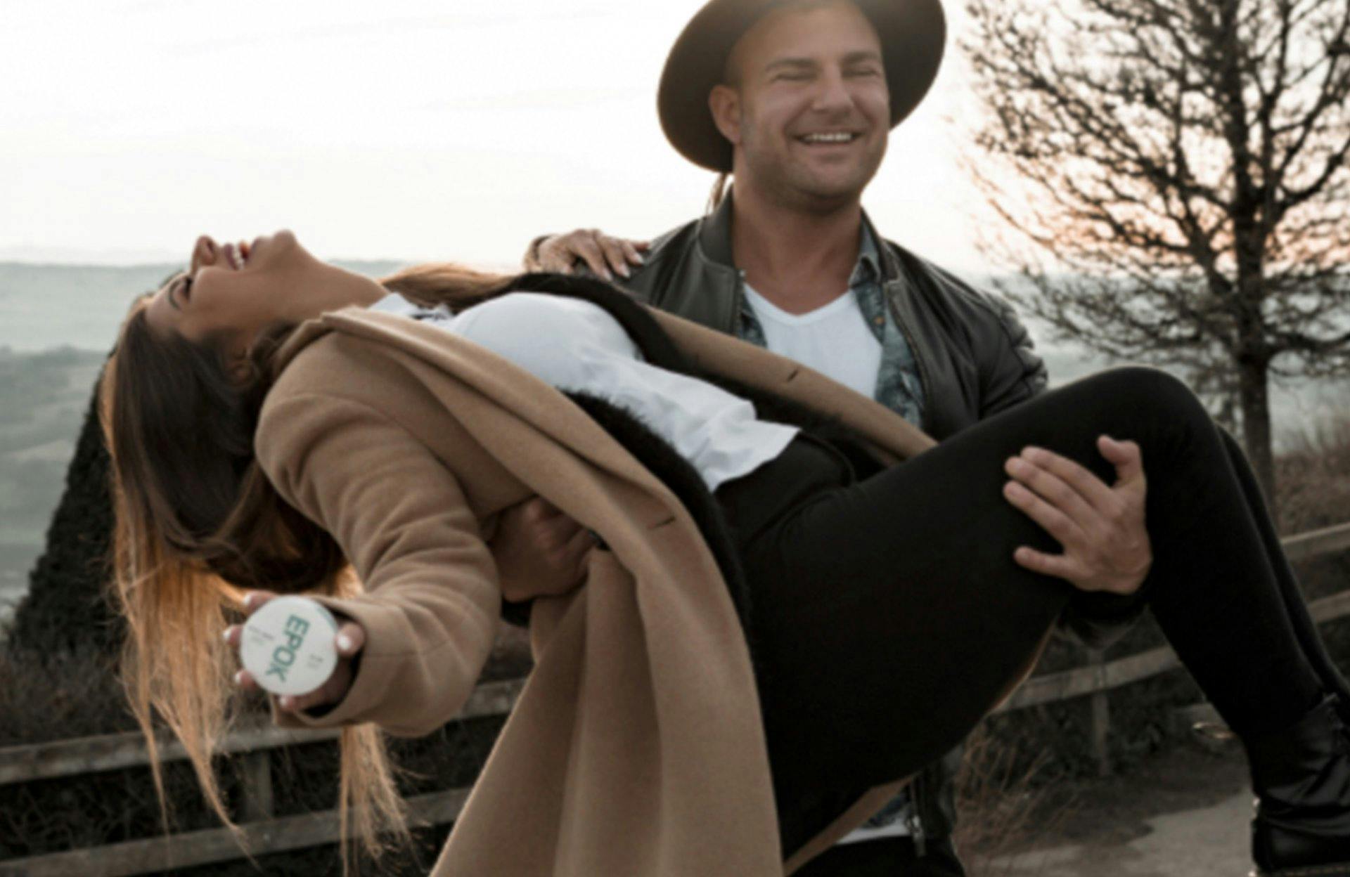 Du kannst EPOK wo immer und wann immer geniessen und hast dabei stets zwei freie Hände: EPOK-Fotoshooting.