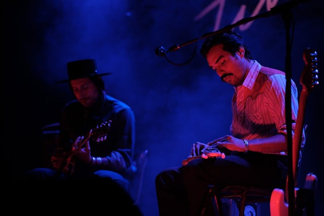 Die Gitarren-Virtuosen, Hermanos Gutierrez, standen auf der Bühne mit Santana, Paco de Lucia, John McLaughlin und Al die Meola. Die Gitarren-Virtuosen, Hermanos Gutierrez, standen auf der Bühne mit Santana, Paco de Lucia, John McLaughlin und Al die Meola.