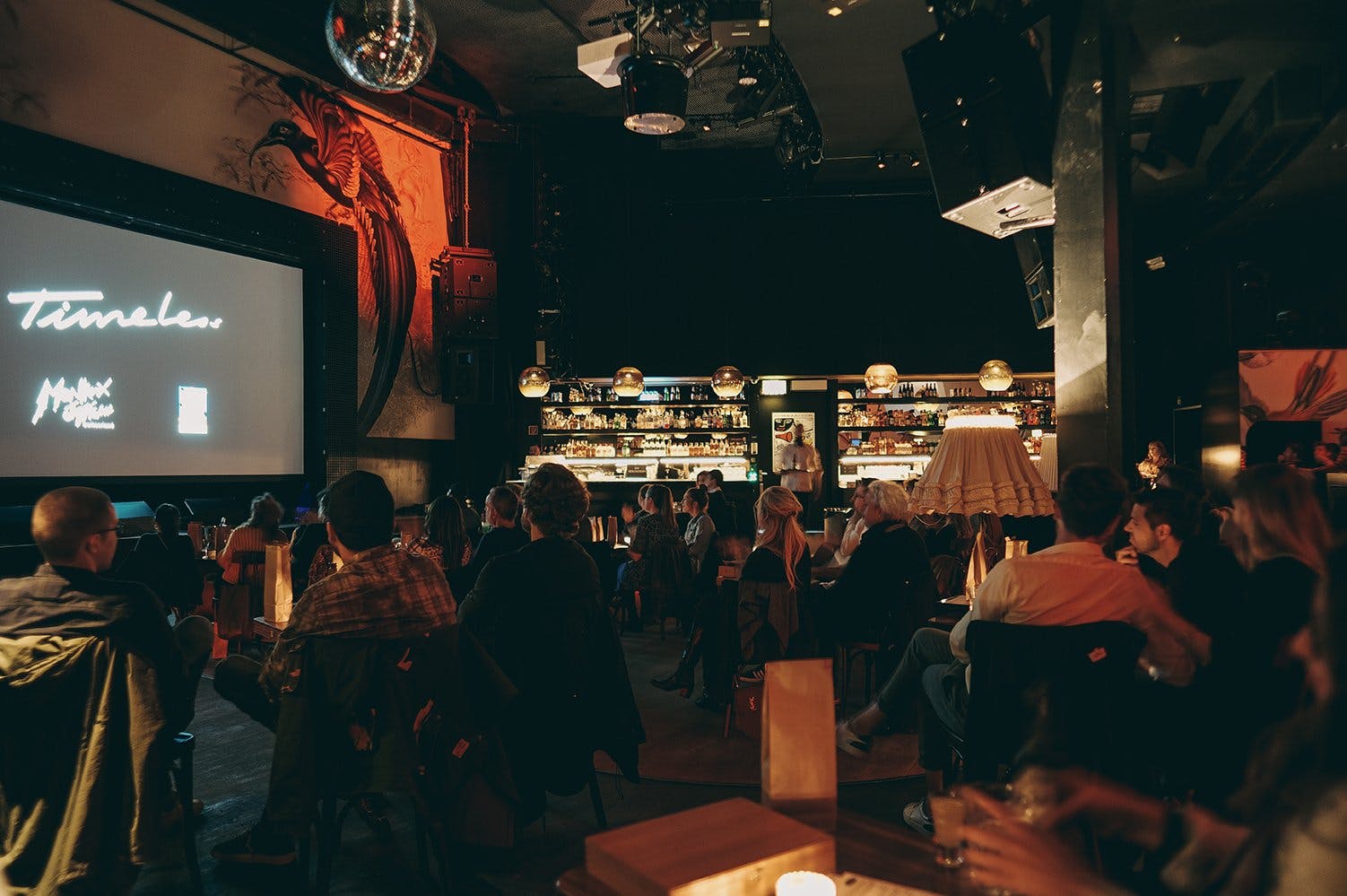 Sitzend wie im Jazz-Club taucht das Publikum in eine musikalischen Zeitreise ein. (Juni 2020 Plaza Club)