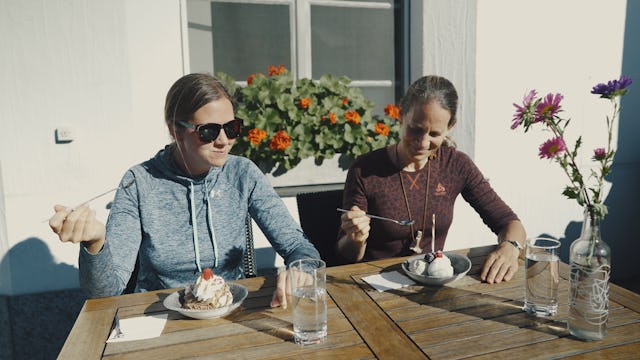 Ein Besuch in einem der liebevoll geführten Berggasthäuser mit Sonnenterrasse darf nicht fehlen: Dessert-Vergnügen.