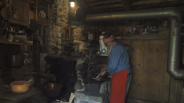 Eine Zeitreise entführt die Besucherinnen und Besucher in ein historisches Maiensäss in Brigels.