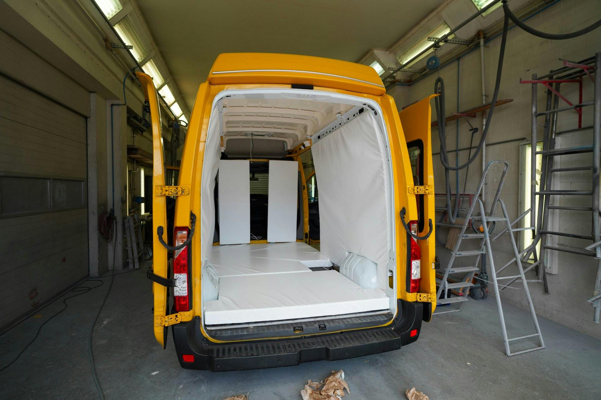 I tappetini morbidi sul pavimento e sulle pareti invitano a mettersi comodi.