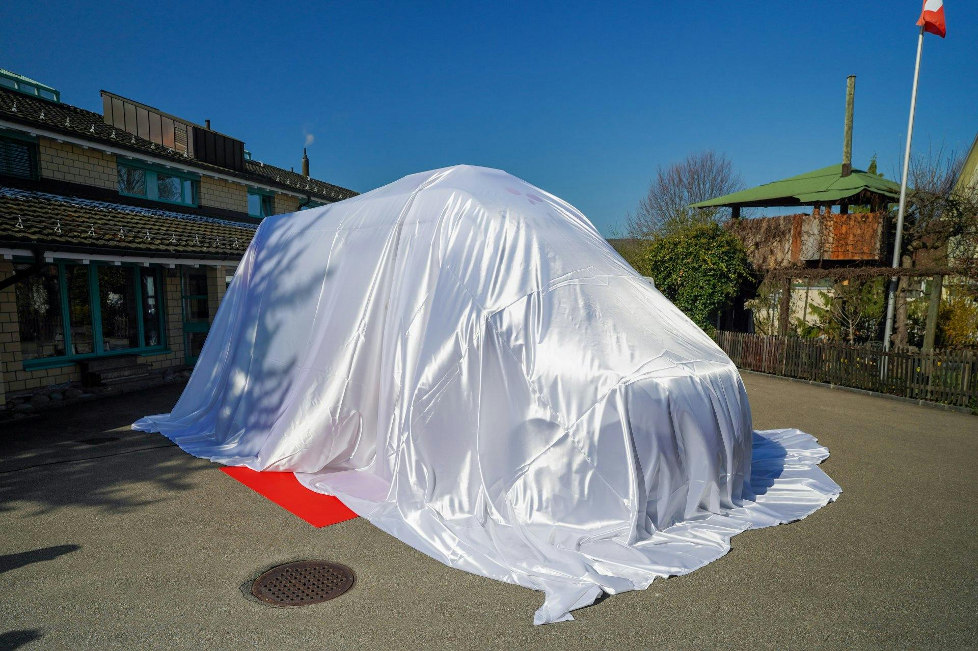 Aspettando i bambini curiosi: lo snoezelen bus coperto da un telo nel cortile della fondazione a Urdorf.