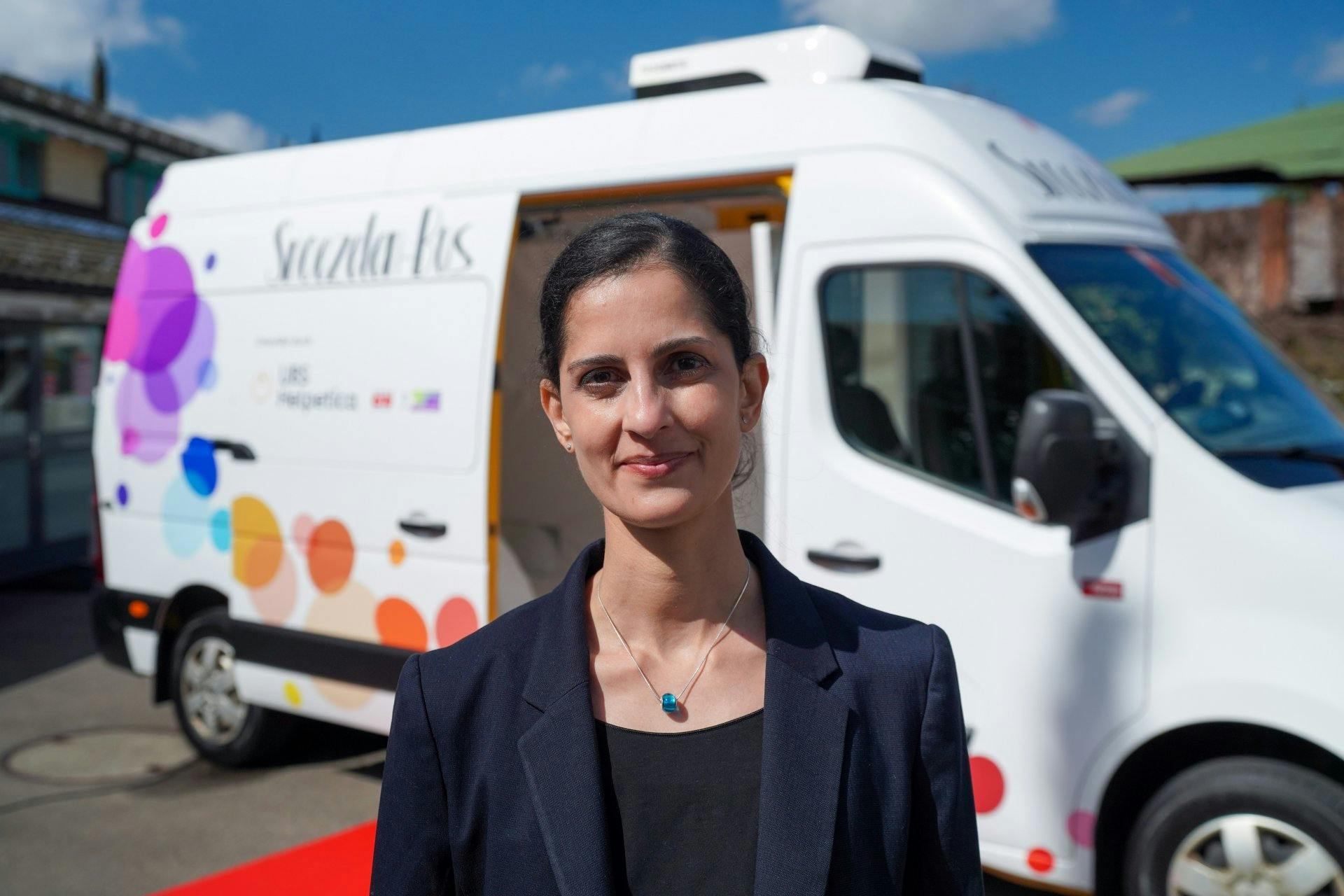 «Il bus è arrivato al momento giusto!». Sandra Kalbassi della fondazione si rallegra di questo nuovo rifugio sicuro per i bambini.