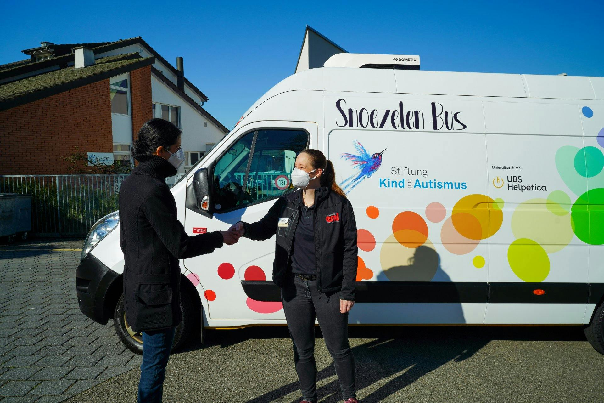 Un momento importante: Barbara Loth consegna le chiavi del bus snoezelen a Sandra Kalbassi della fondazione per l’infanzia e l’autismo.