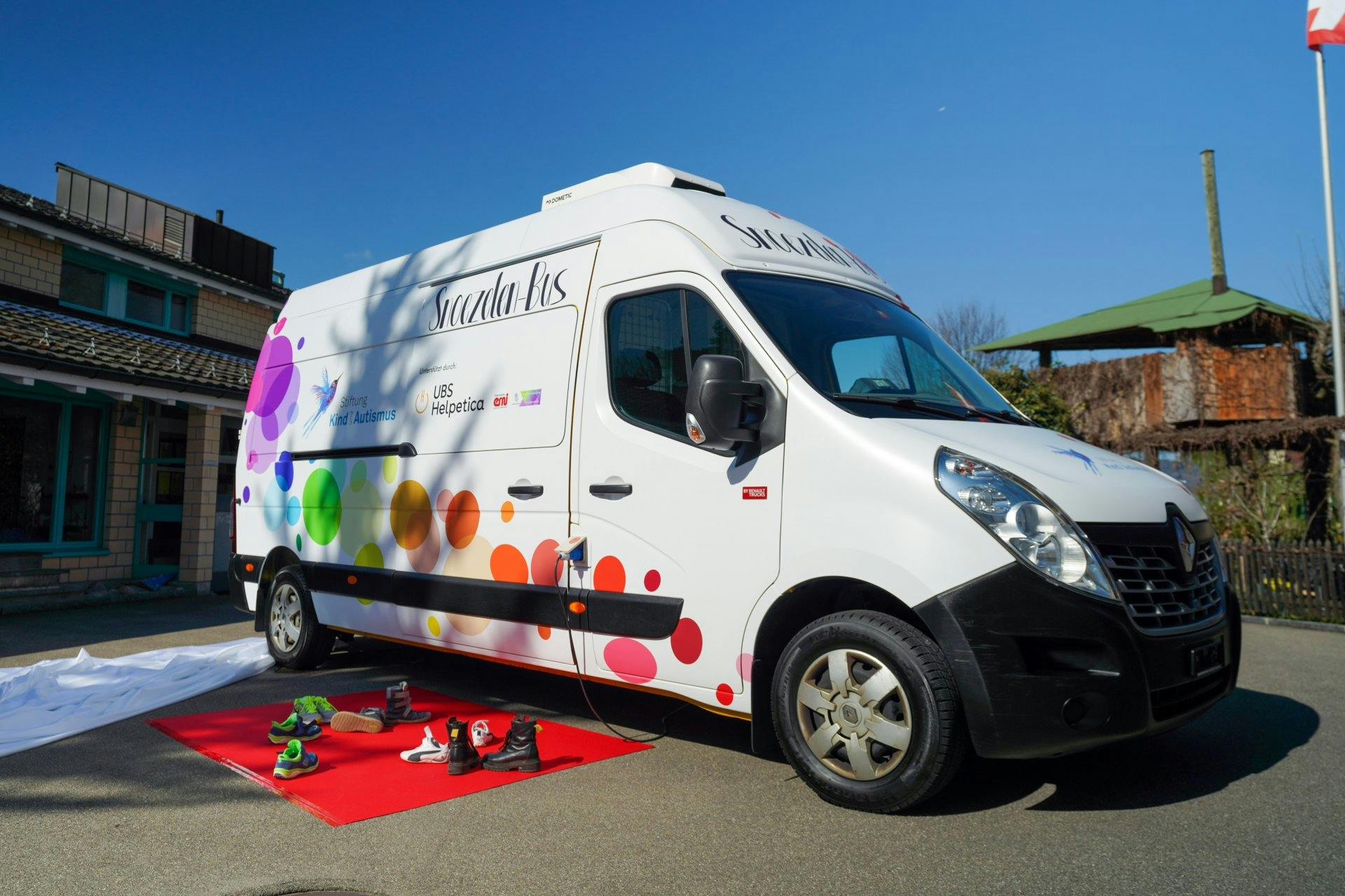 Togliere le scarpe! I bambini non se lo fanno ripetere due volte e salgono felici sul bus.