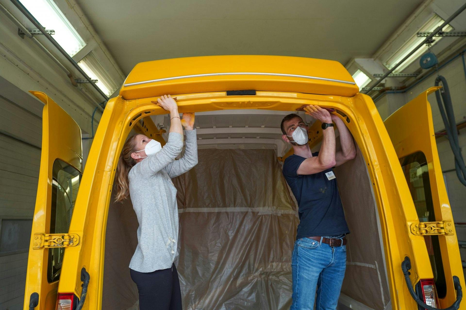 Ci vuole olio di gomito. Nella prima fase, sono state rimosse le parti laterali gialle del furgone.