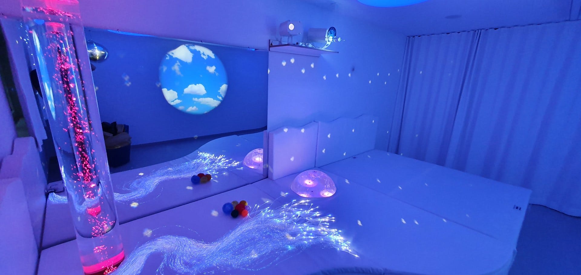 «Snoezelen» viene dall’olandese ed è una combinazione delle parole "snuffelen" (annusare) e "doezelen" (sonnecchiare). Un’immagine di una stanza snoez...