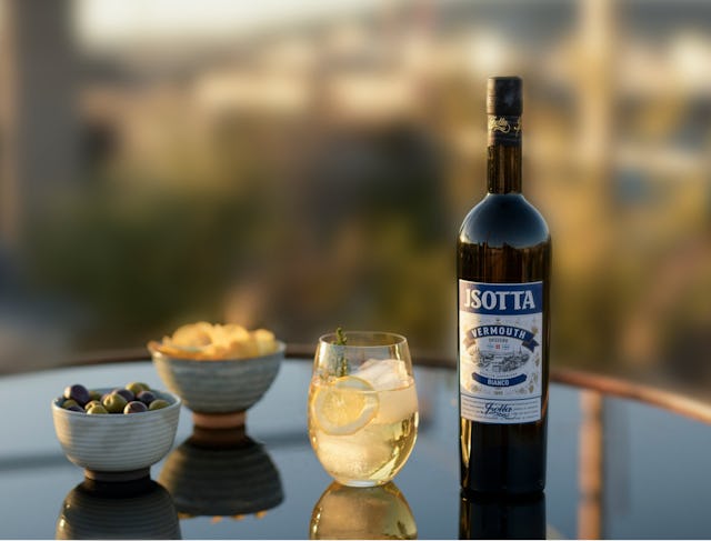 Der weisse Wermut lässt sich hervorragend pur trinken. Sein aromatischer Geschmack mit der leichten Zitrusnote kommt aber als «Spritz» besonders gut zur Geltung.