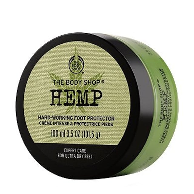 Stop alla secchezza Crema alla canapa per i piedi, fr. 16.95, da The Body Shop. Stop alla secchezza Crema alla canapa per i piedi, fr. 16.95, da The Body Shop.