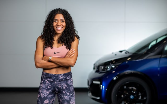 Sprintet gegen den BMW i3: 100-Meter-Läuferin Mujinga Kambundji. Sprintet gegen den BMW i3: 100-Meter-Läuferin Mujinga Kambundji.