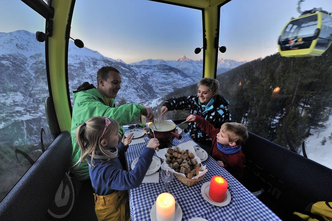 Mit einem «Fondue in der Gondel» in Grächen lässt sich ein Wintertag gemütlich bei einer nächtlichen Fahrt ausklingen.