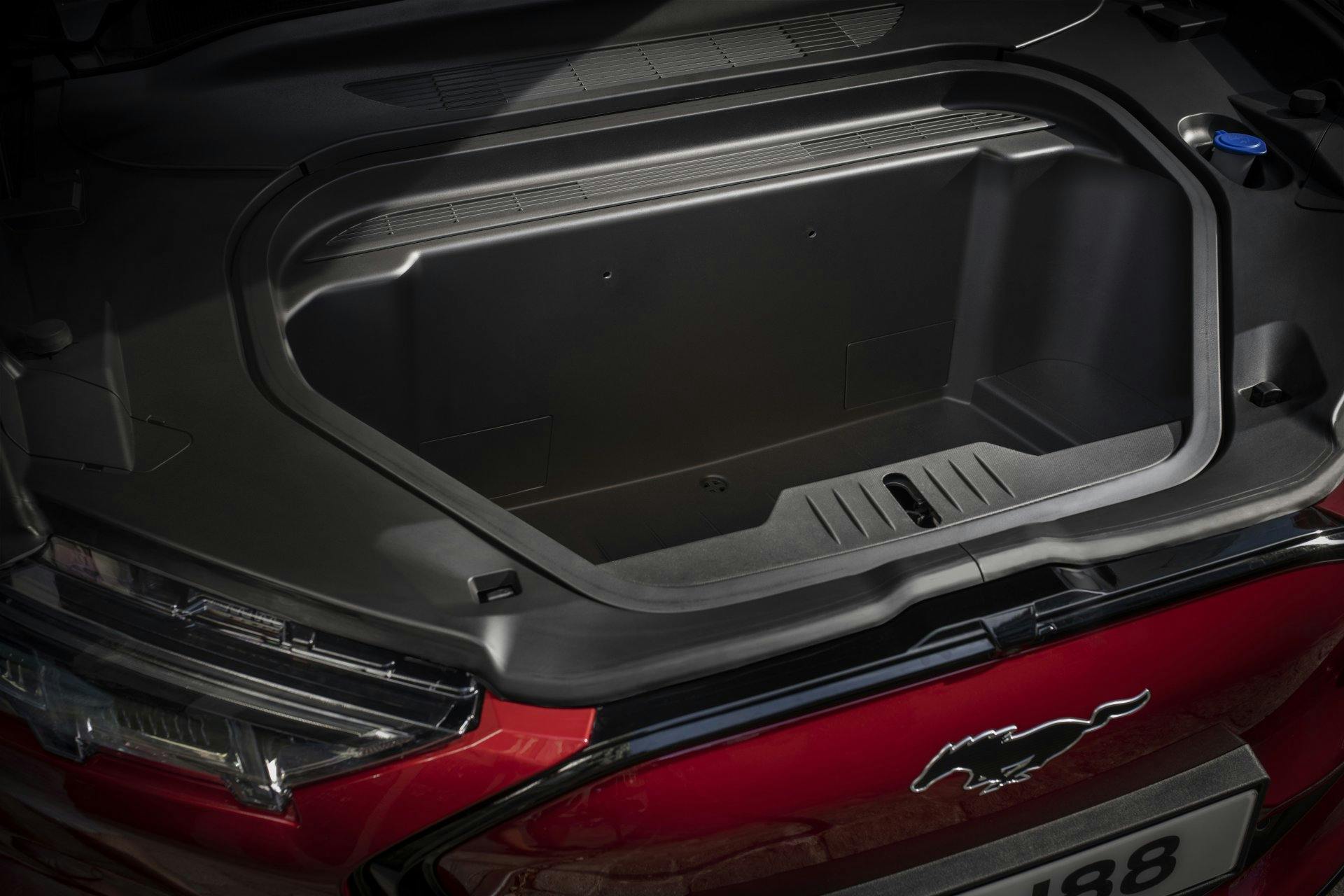 Der Ford Mustang Mach-E hat einen Front-Kofferraum mit 100 Liter Volumen und Wasserablauf.