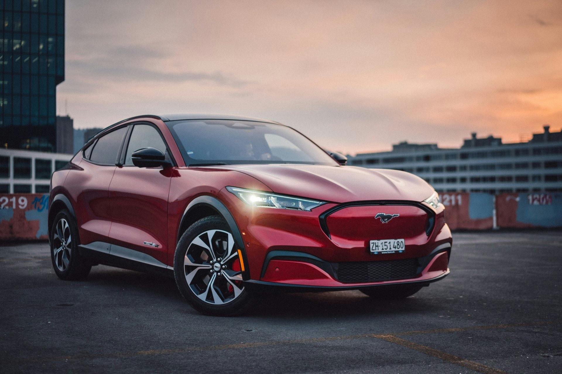 Der brandneue Ford Mustang Mach-E ist der erste rein elektrische SUV von Ford. Doch wer sitzt da hinter dem Lenkrad?