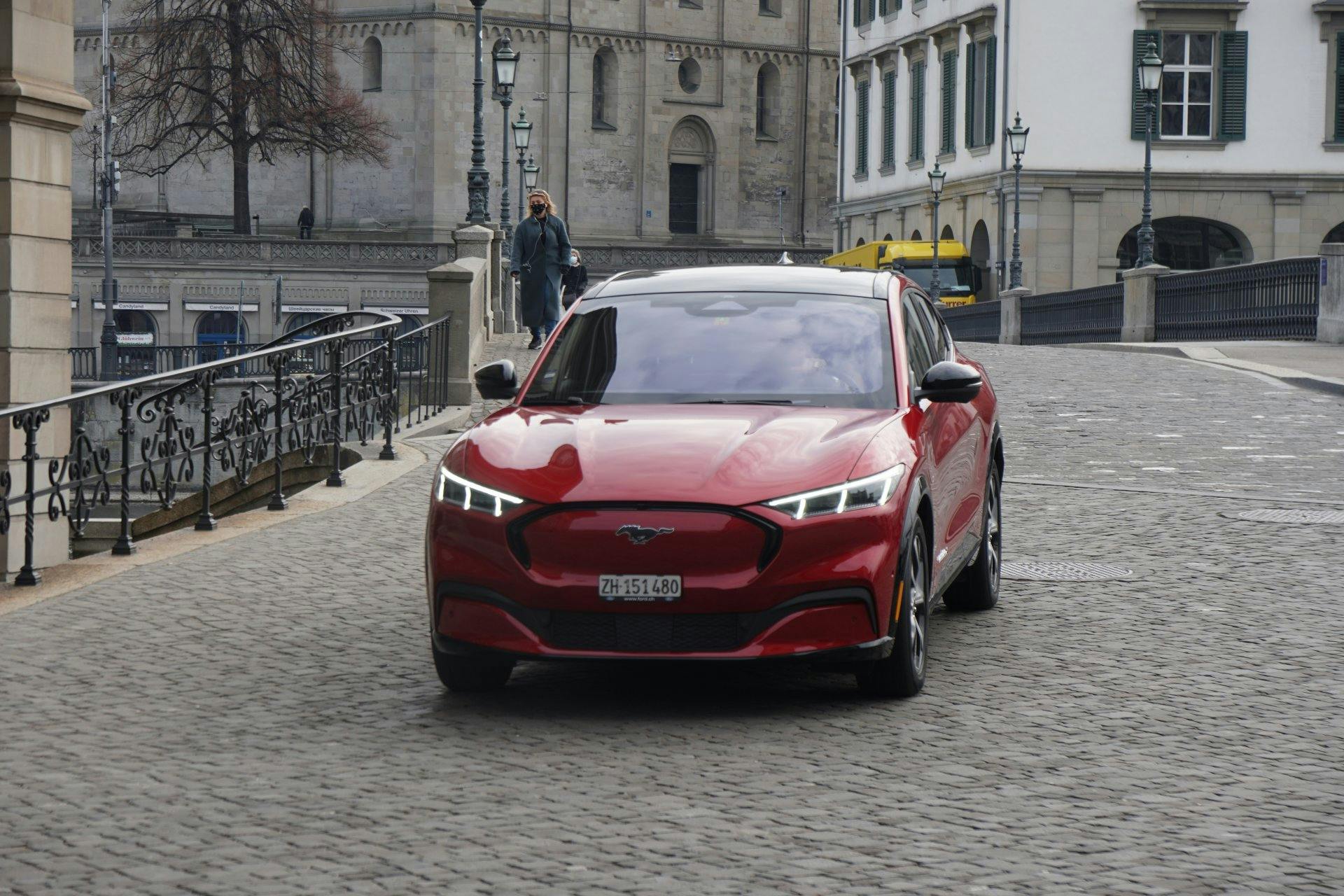 Wohin der geheimnisvolle Fahrer mit seinem feuerroten Elektro-Pony auch fährt, er fällt auf.