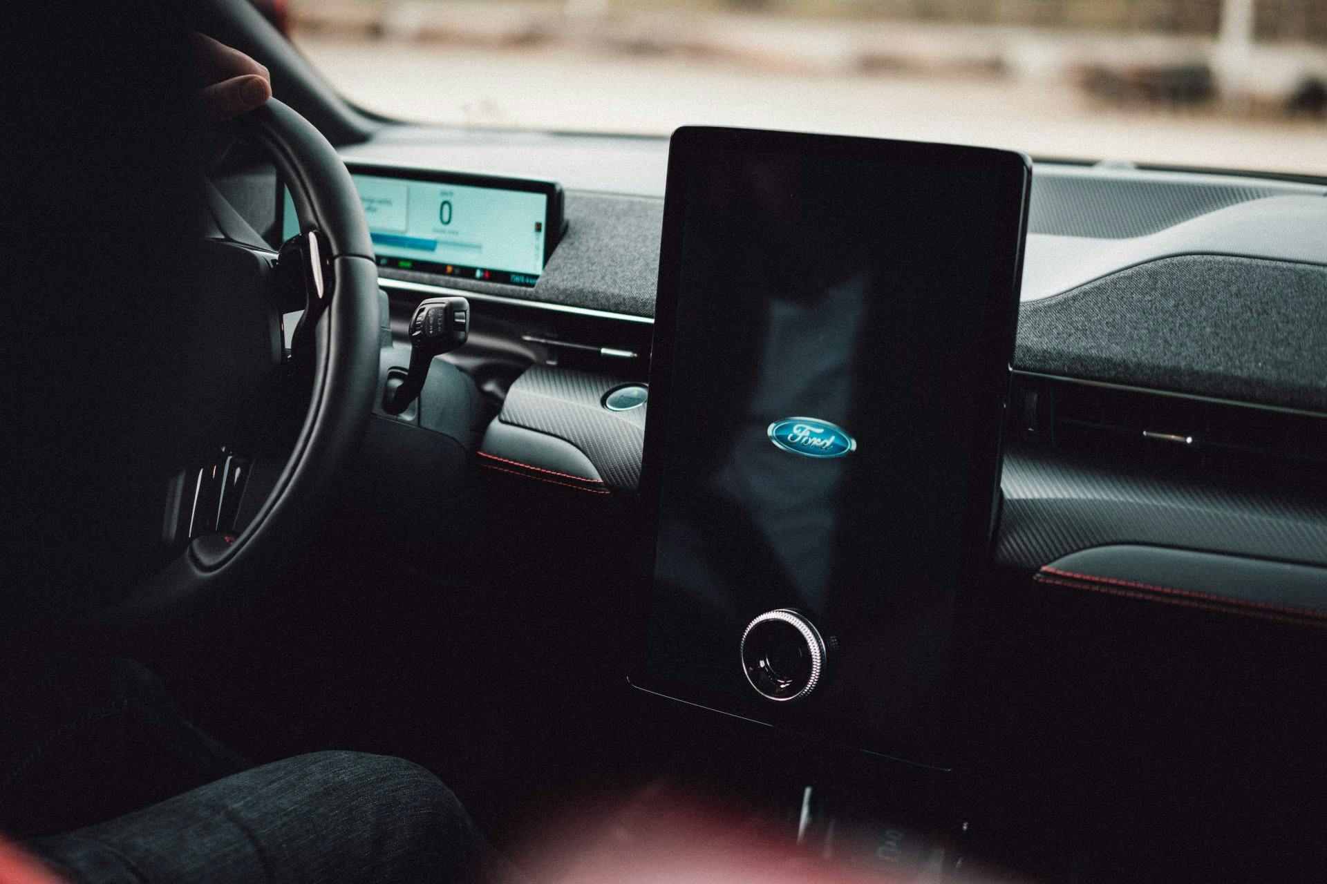 Der grosse Touchscreen auf dem Armaturenbrett des neuen Ford Mustang Mach-E ist die Schaltzentrale des elektrischen SUV.