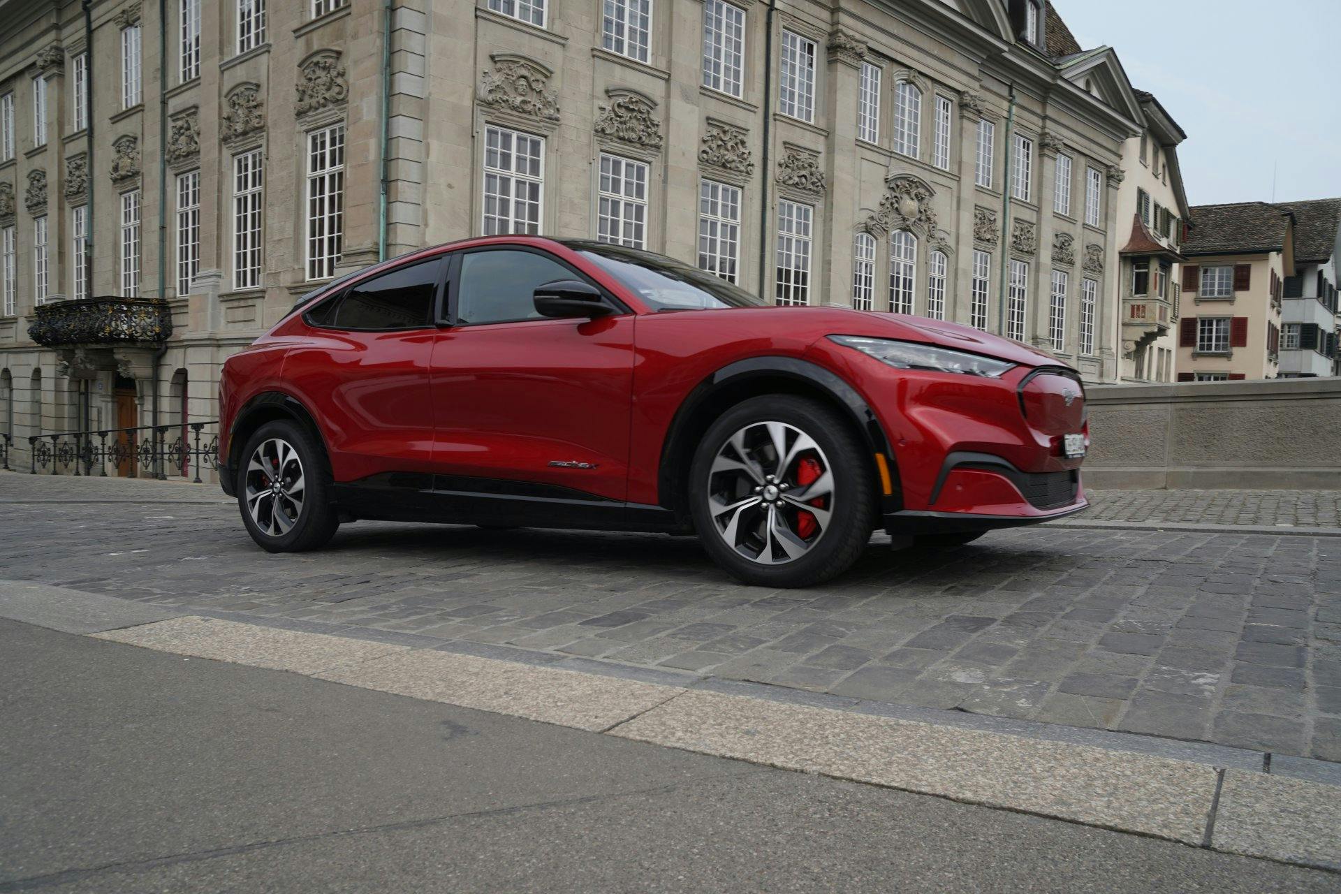 Die sportliche Linie und der leise Elektromotor machen die Passanten neugierig.