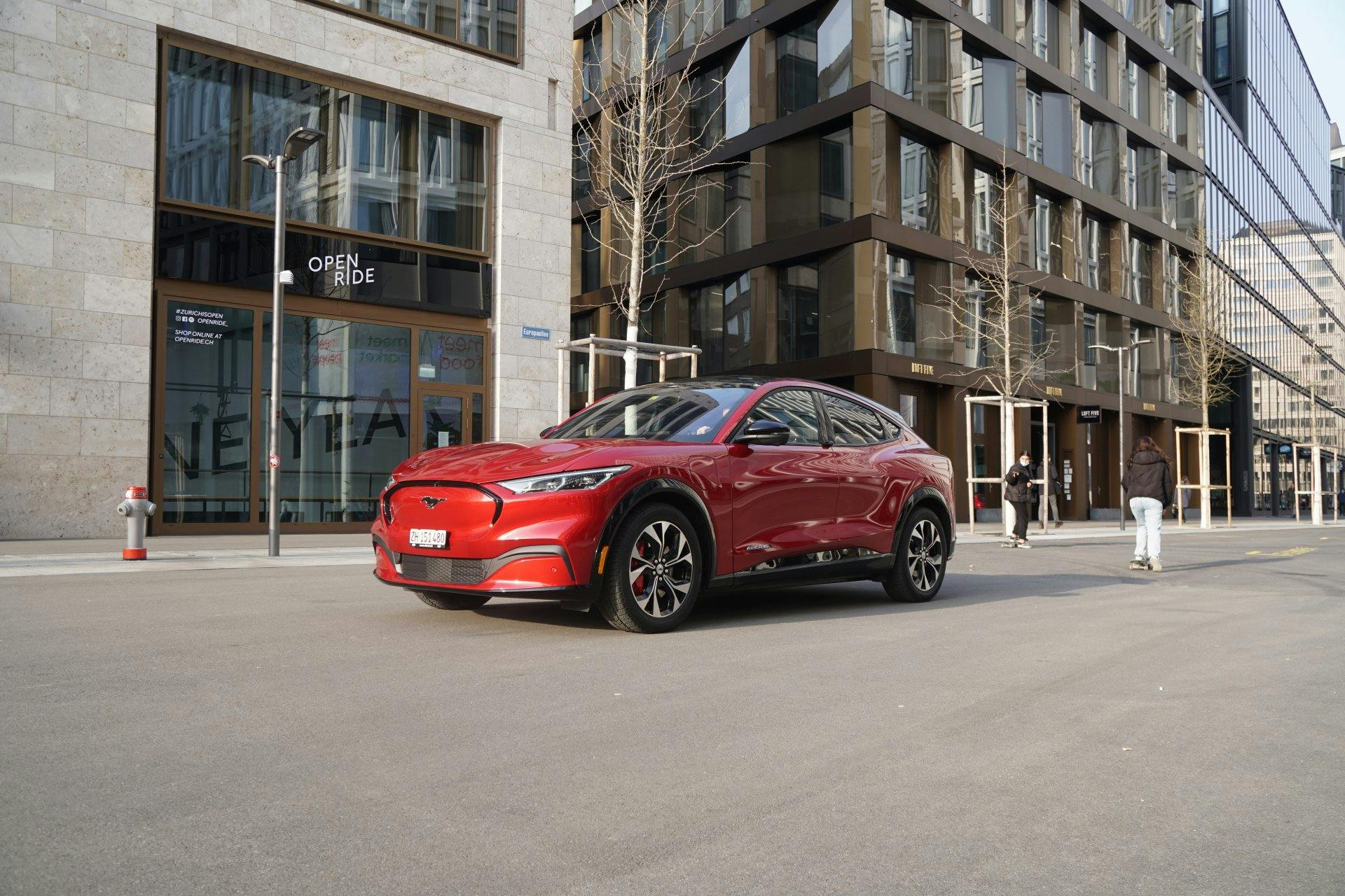 Einmal lautlos über den Münsterhof in Zürich. «Gut, dass man mich kaum hört», sagt der unbekannte Fahrer.