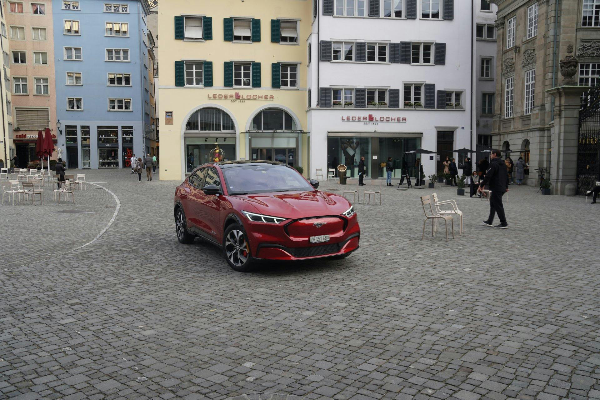 Das berühmte Mustang-Pferdchen zieht alle Blicke auf sich.