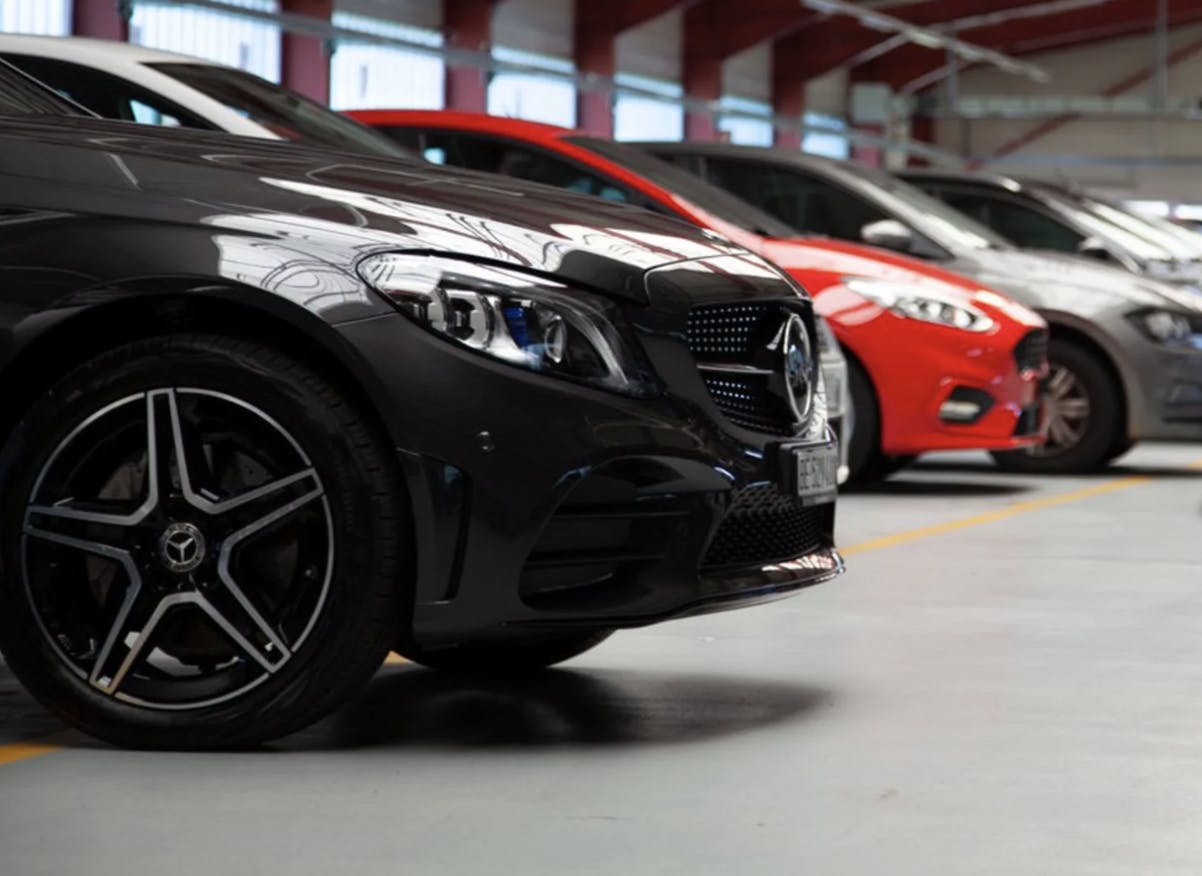 Au siège de Carvolution, à Bannwil, sont stockées les voitures neuves.