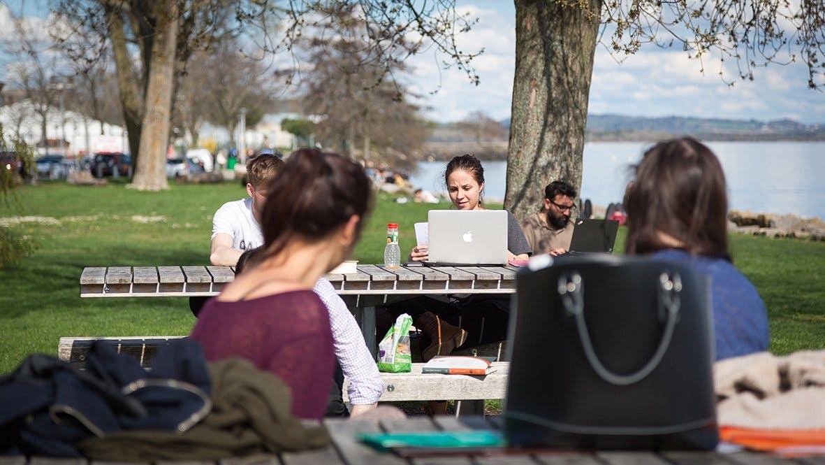 UniNE accueille plus de 4000 étudiant-e-s dont 42% viennent d’autres cantons suisses et 22% de l’étranger.