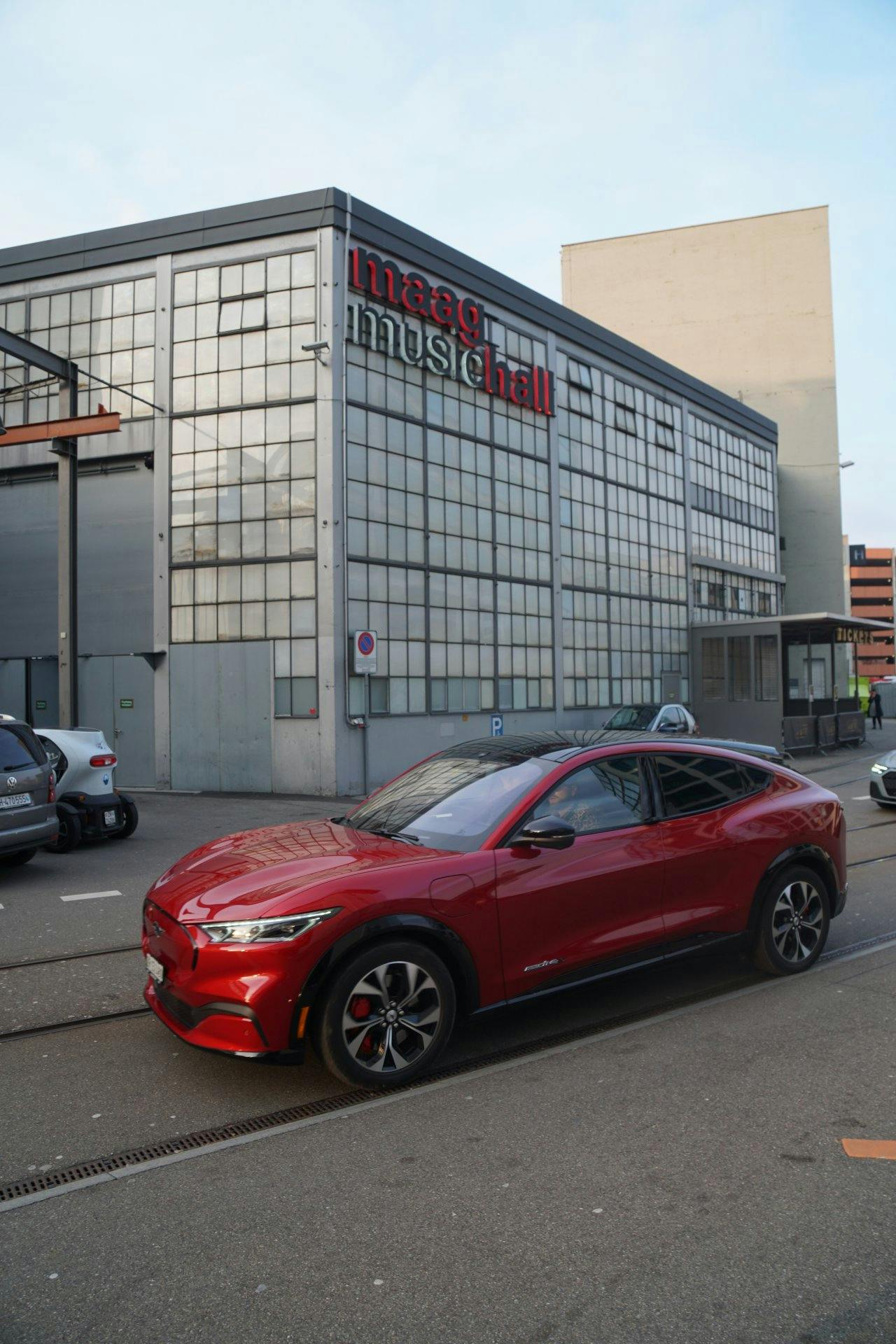 Ein Abstecher zur Maag Halle in Zürich. Hier hat die Karriere des geheimnisvollen Fahrers Fahrt aufgenommen.