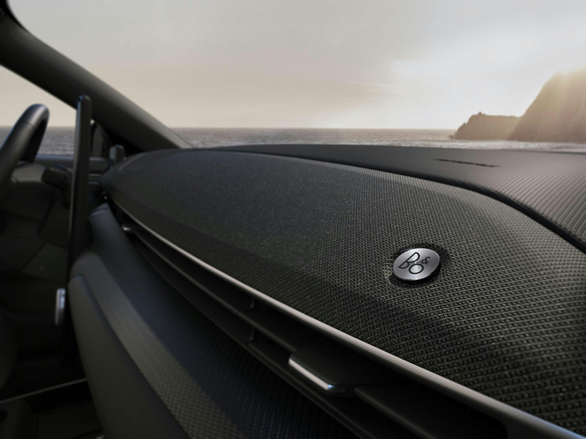 …dank der Soundbar, die sich über das Armaturenbrett des neuen Ford Mustang Mach-E zieht, kann der geheimnisvolle Fahrer seine Lieblingsmusik in beste...